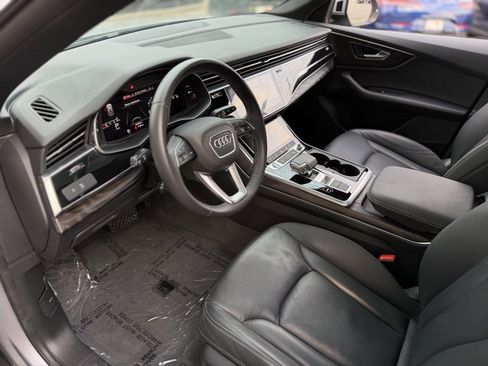 Used 2021 Audi Q8 Premium image 24