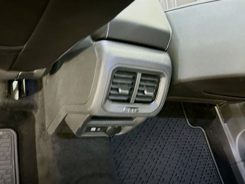 Used 2023 Volkswagen Tiguan SE image 27