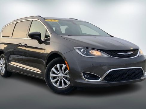 Used 2019 Chrysler Pacifica Touring-L image 3