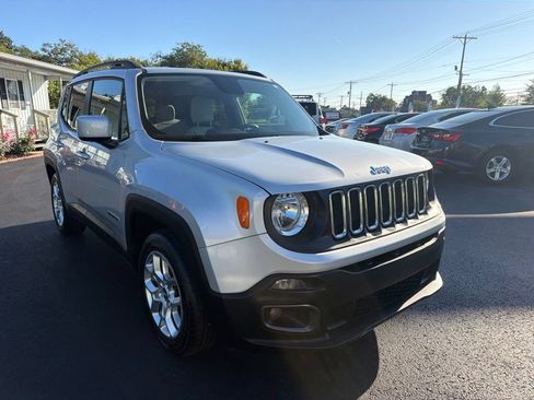Used 2015 Jeep Renegade Latitude FWD image 3