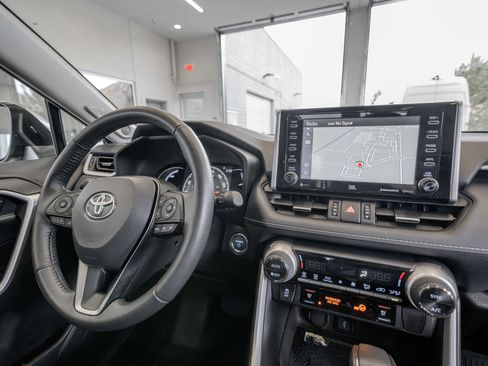 Used 2021 Toyota RAV4 Limited image 19