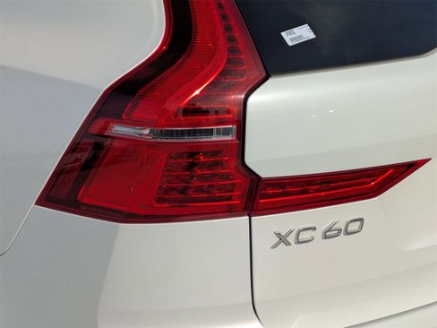 Used 2019 Volvo XC60 T5 Momentum w/ Premium Package image 18