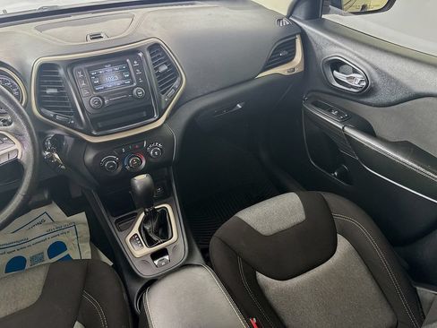Used 2016 Jeep Cherokee Sport FWD image 28
