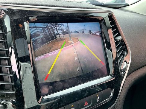 Used 2019 Jeep Cherokee Limited w/ Technology Group image 27