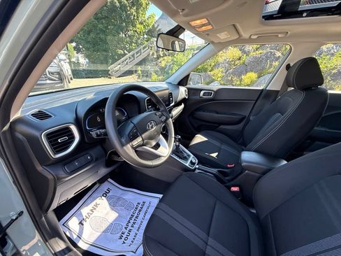 Certified 2025 Hyundai Venue SEL FWD image 15