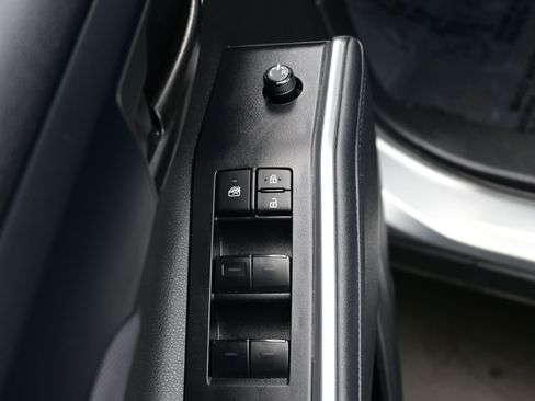 Used 2024 Toyota Highlander LE AWD/4WD image 10