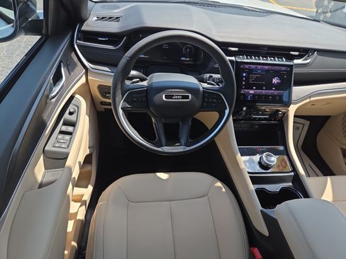 Used 2025 Jeep Grand Cherokee Limited RWD image 8