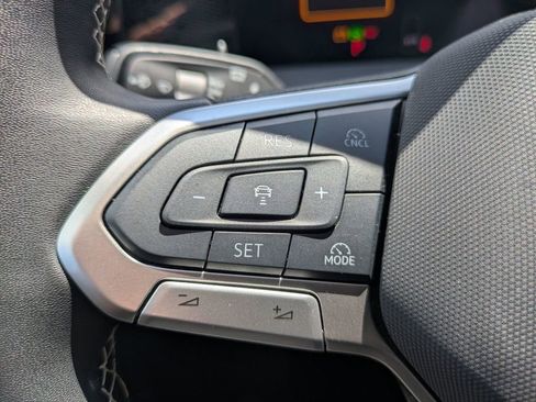 Used 2025 Volkswagen Tiguan SE w/ Panoramic Sunroof Package AWD/4WD image 19