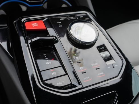 Used 2025 BMW M5 w/ Carbon Package image 28