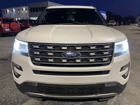 Used 2017 Ford Explorer XLT image 2