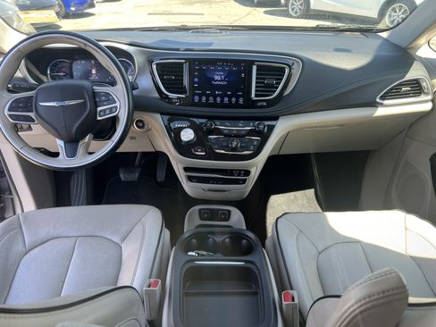 Used 2017 Chrysler Pacifica Platinum FWD image 26