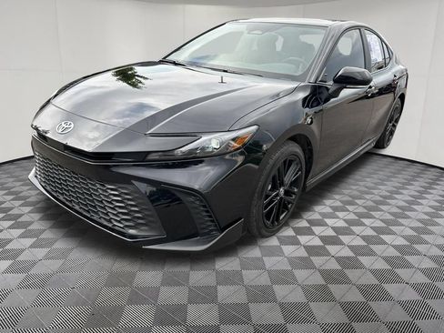 Used 2025 Toyota Camry SE AWD/4WD image 3
