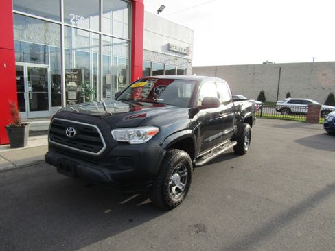Used 2017 Toyota Tacoma SR AWD/4WD image 2