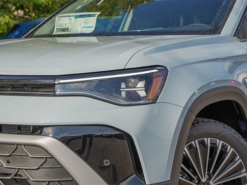 New 2026 Volkswagen Taos SE image 2