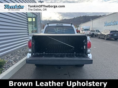 Used 2016 Toyota Tacoma Limited image 4