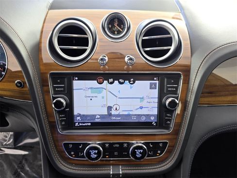 Used 2018 Bentley Bentayga image 23