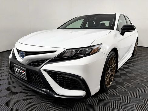 Used 2023 Toyota Camry SE w/ Convenience Package FWD image 3