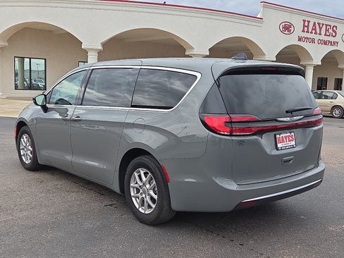 Used 2025 Chrysler Pacifica Select FWD image 3