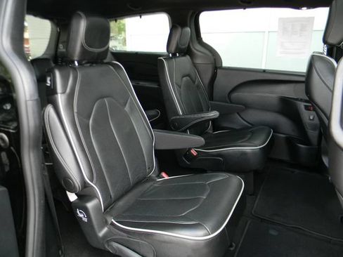 Used 2025 Chrysler Pacifica Limited FWD image 23