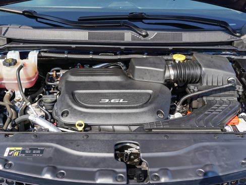 Used 2018 Chrysler Pacifica Touring-L FWD image 16