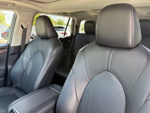 Used 2024 Toyota Highlander Limited AWD/4WD image 10