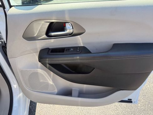 Used 2024 Chrysler Pacifica Touring-L FWD image 19