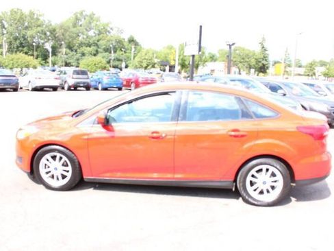Used 2017 Ford Focus SE w/ Cold Weather Package FWD image 5