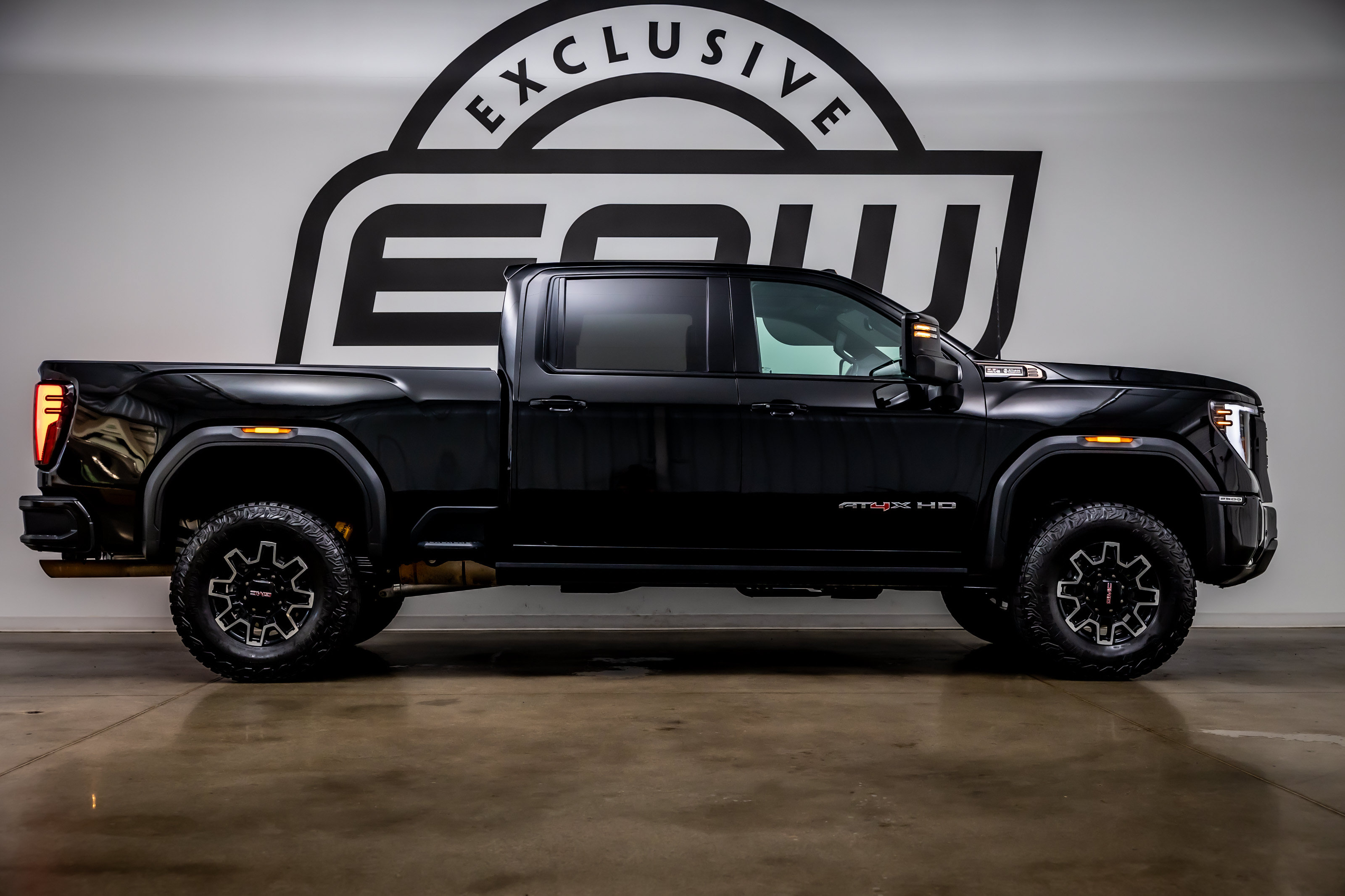 Used 2025 GMC Sierra 2500 AT4X AWD/4WD image 9