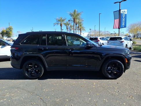 Used 2023 Jeep Grand Cherokee Limited w/ Black Appearance Package image 4
