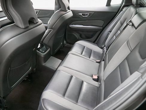 Certified 2022 Volvo S60 T8 R-Design image 21