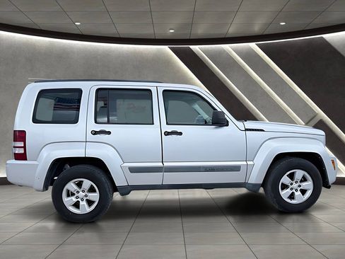 Used 2010 Jeep Liberty Sport RWD image 9
