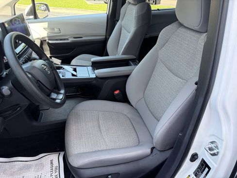 Used 2025 Toyota Sienna LE AWD/4WD image 12