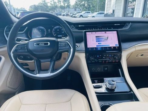 Used 2025 Jeep Grand Cherokee Limited w/ Luxury Tech Group II AWD/4WD image 18