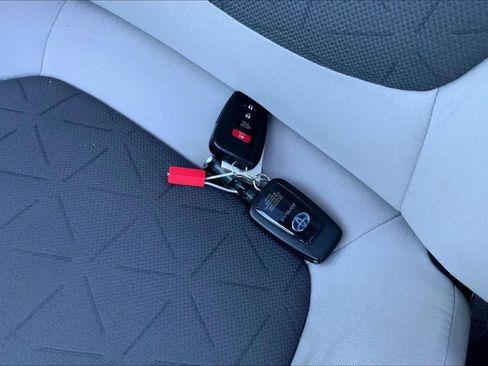 Used 2020 Toyota RAV4 XLE w/ Convenience Package image 14