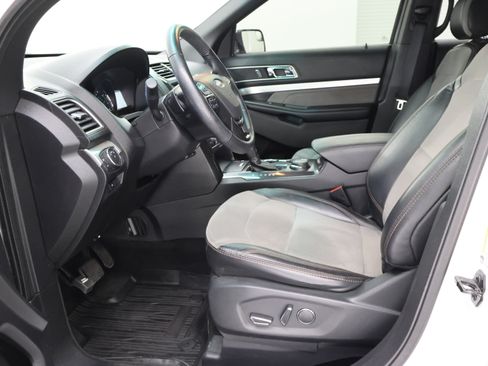 Used 2017 Ford Explorer XLT w/ XLT Appearance Package AWD/4WD image 7
