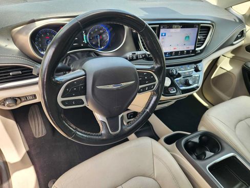 Used 2021 Chrysler Pacifica Touring-L FWD image 2