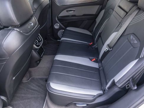 Used 2025 Bentley Bentayga AWD/4WD image 49