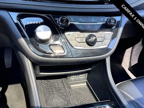 Used 2025 Chrysler Pacifica Limited FWD image 16