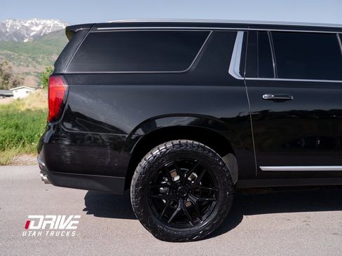 Used 2023 GMC Yukon XL Denali image 11