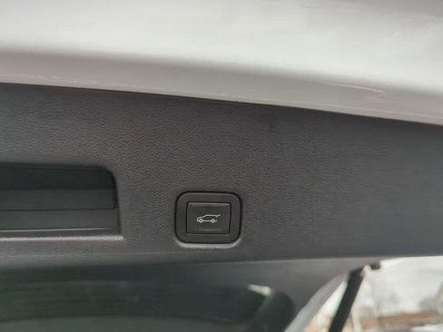 Certified 2025 GMC Acadia Elevation AWD/4WD image 9