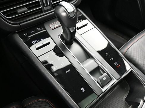 Certified 2023 Porsche Macan Turbo AWD/4WD image 21
