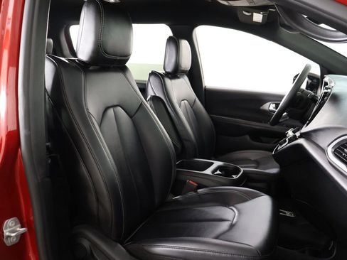 Used 2025 Chrysler Pacifica Select FWD image 30