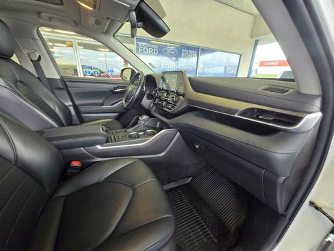 Used 2022 Toyota Highlander XLE image 30