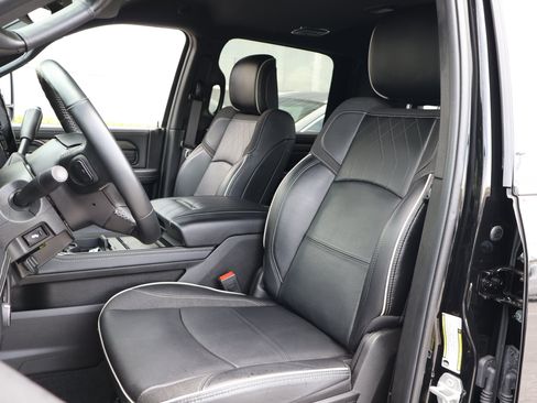 Used 2025 RAM 2500 Limited AWD/4WD image 2