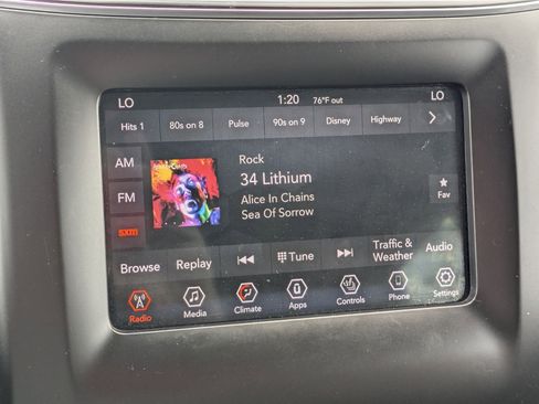 Used 2019 Jeep Cherokee Latitude Plus w/ Comfort/Convenience Group AWD/4WD image 18
