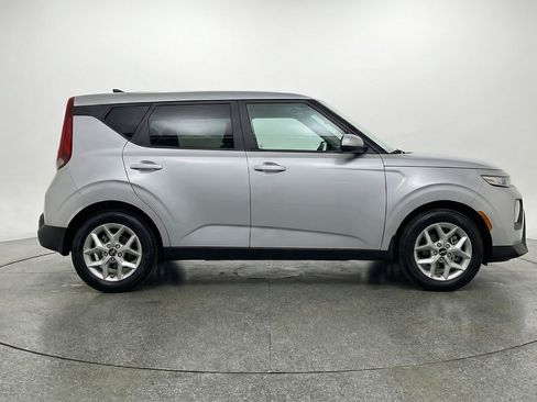 Used 2025 Kia Soul LX w/ LX Technology Package FWD image 11
