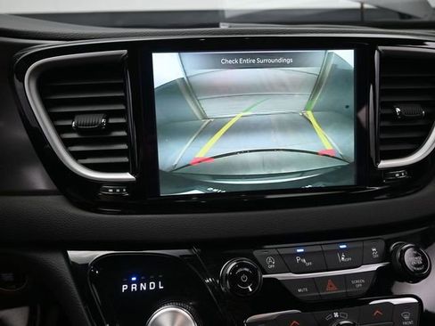 Used 2025 Chrysler Pacifica Select image 35