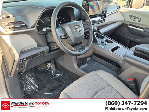 Used 2022 Toyota Sienna LE AWD/4WD image 16