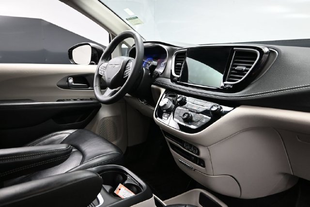 Certified 2022 Chrysler Pacifica Touring-L AWD/4WD image 14