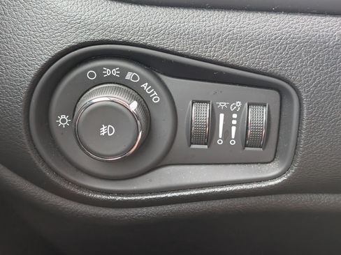 Used 2021 Jeep Renegade Latitude FWD image 8